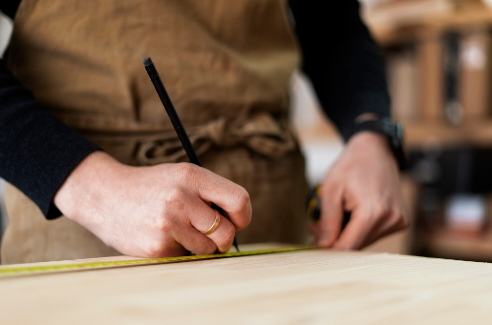 Tisch nach Mass - Handwerker beim Messen